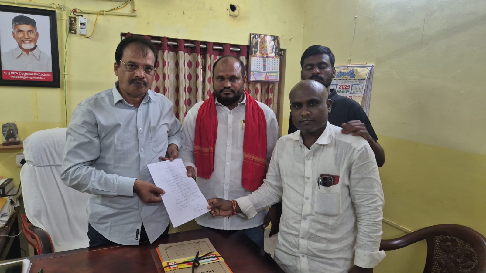 గత వైసిపి పాలనలో గరివిడి లో కళ్ళ హాస్పిటల్ ను సైతం ఆక్రమించుకొని పునాదులు వేసిన వైనం, తక్షణమే వాటిని తొలగించాలని స్థానిక ఎమ్మార్వో గారికి  వినతిపత్రం అందించిన స్థానిక జనసేన పార్టీ ఇన్చార్జి విసినిగిరి శ్రీనివాసరావు