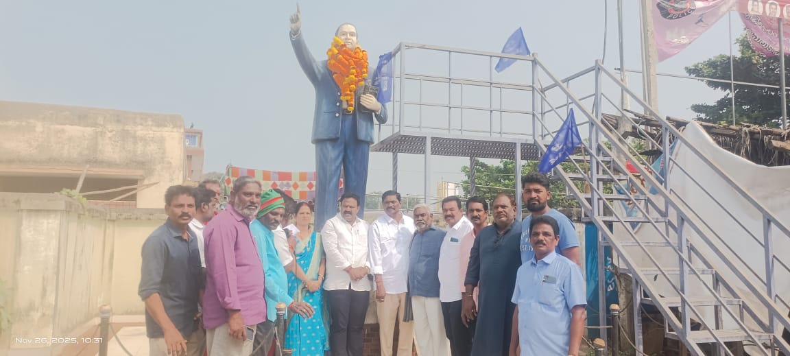 రాజ్యాంగ దినోత్సవం సందర్బంగా చీపురుపల్లి అంబేద్కర్ విగ్రహానికి పూలమాలతో నివాళి