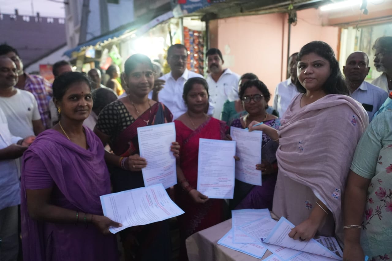 కోటి సంతకాల సేకరణలో పాల్గొన్న బొత్స అనూష గారు