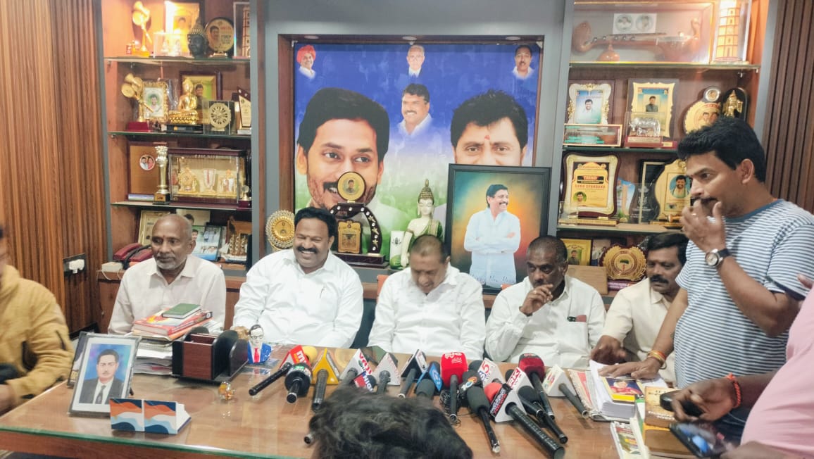 టిడిపి నేత కిమిడి నాగార్జునకు సవాల్ విసిరిన.. మాజీ ఎంపీ బెల్లాన చంద్రశేఖర్ (పెదబాబు), జిల్లా కార్యదర్శి ఇప్పిలి అనంత్, జిల్లా వైయస్సార్ కాంగ్రెస్ పార్టీ ప్రచార కార్యదర్శి వలిరెడ్డి శ్రీనివాస్ నాయుడు.*_