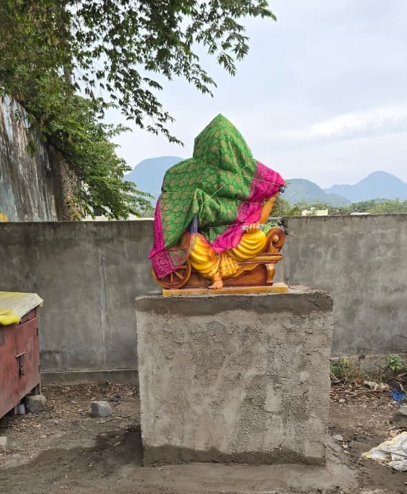 విగ్రహాలతో రాజకీయాలు _ ప్రజాస్వామ్యానికి పంగనామాలు