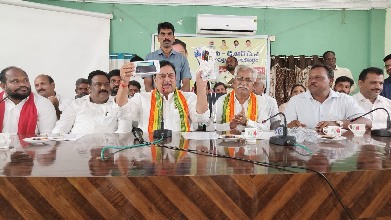 గ్రామ సంఘాల సహాయకులకు 5G స్మార్ట్ ఫోన్లు పంపిణీ చేసిన ఎమ్మెల్యే శ్రీ కిమిడి కళావెంకట రావు