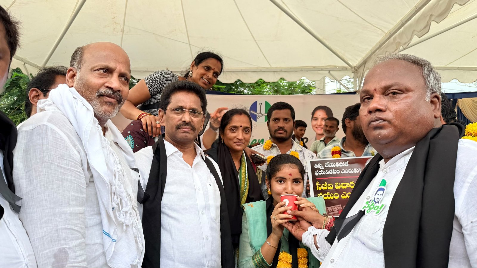 సింహాచలంలో 3వ రోజు రిలే నిరాహార దీక్షను విరమింపజేసిన వైఎస్సార్ కాంగ్రెస్ పార్టీ నియోజకవర్గ పరిశీలకులుతైనాల విజయకుమార్